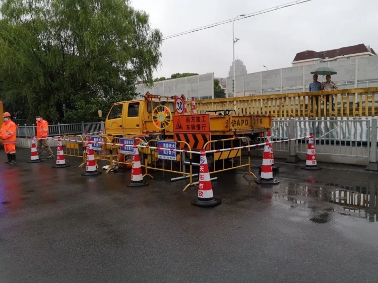 怎么选路桥建设护栏模板(图1)