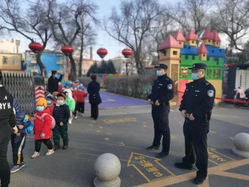 筑牢防线中小学幼儿园完成硬质隔离建设(图1)